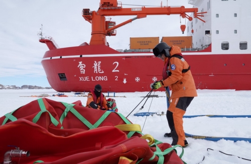 “雪龍2”號首次參與中山站燃油補(bǔ)給